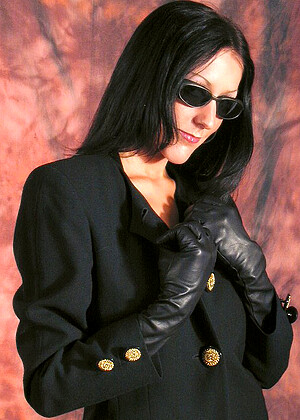 Ladiesinleathergloves Model