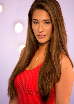 Eva Lovia