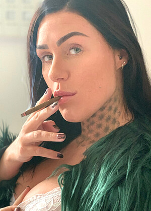 Women Who Smoke 